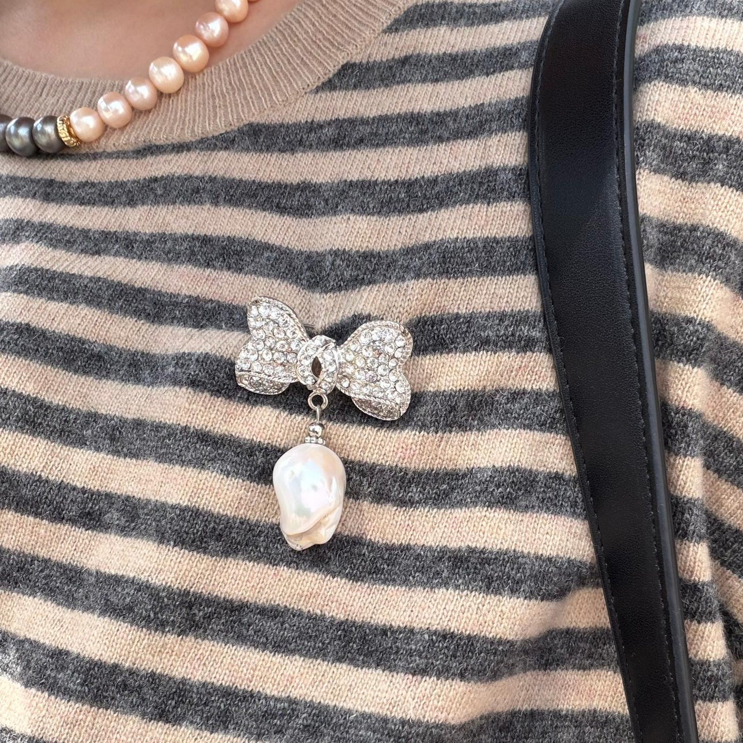 Puffy Baroque Pearl Ribbon Brooch