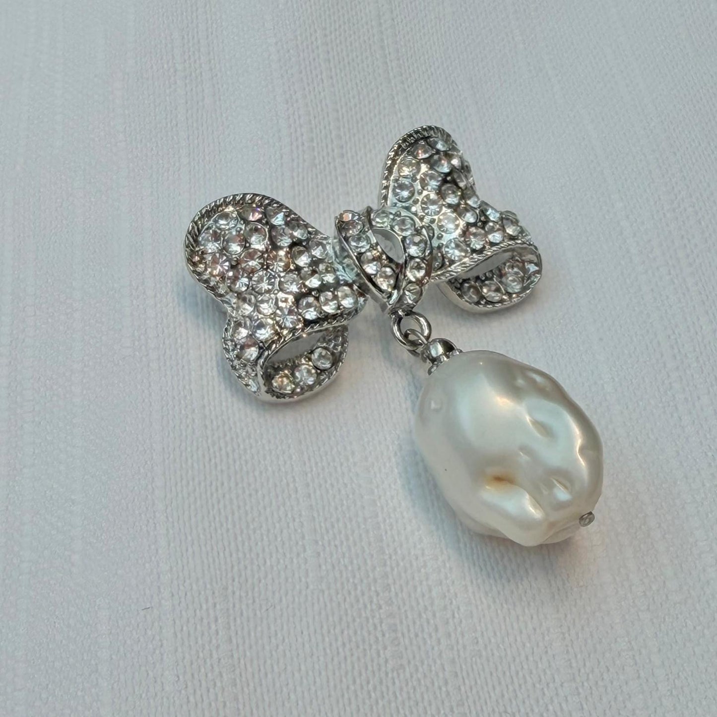 Puffy Baroque Pearl Ribbon Brooch