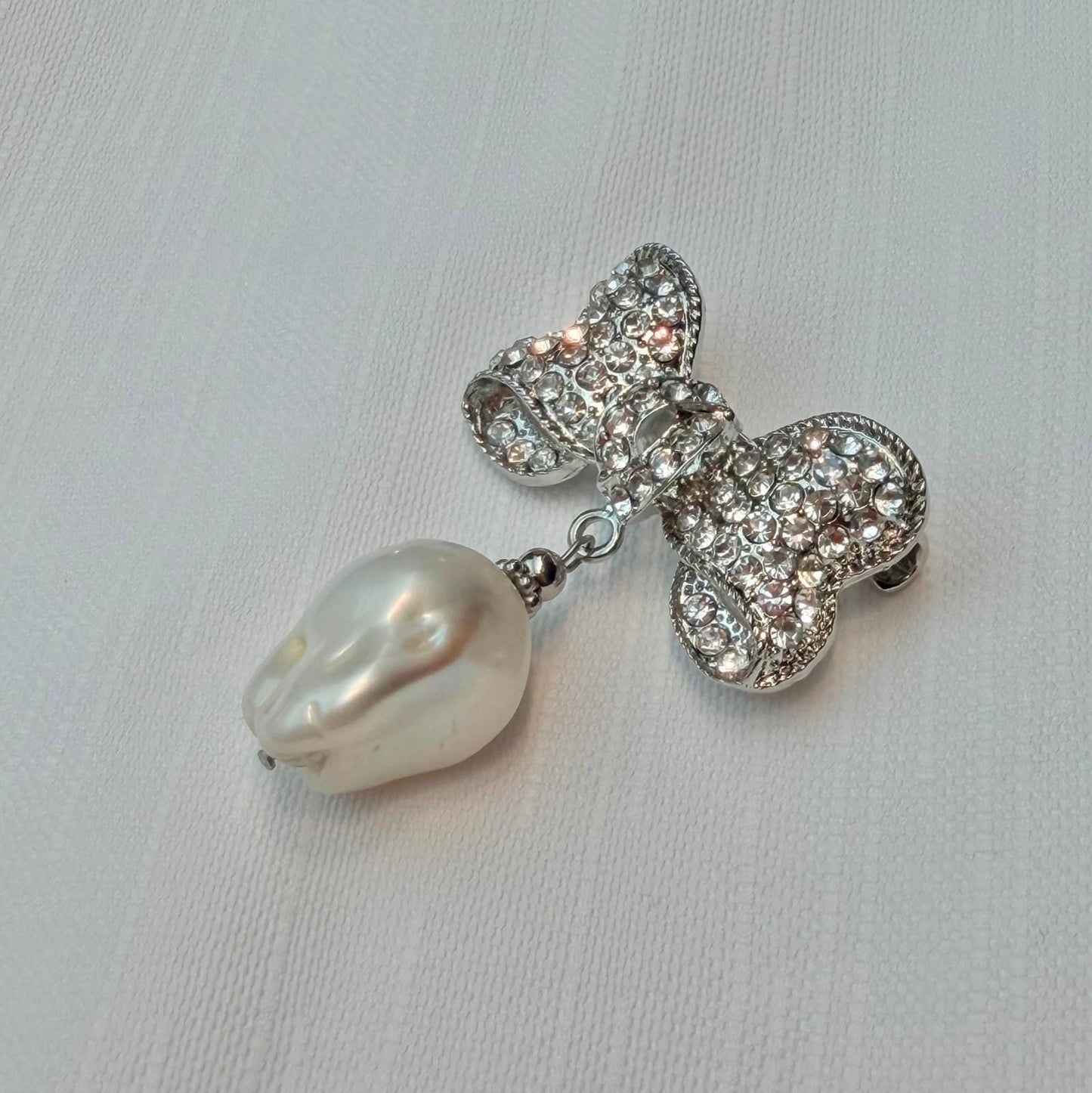 Puffy Baroque Pearl Ribbon Brooch