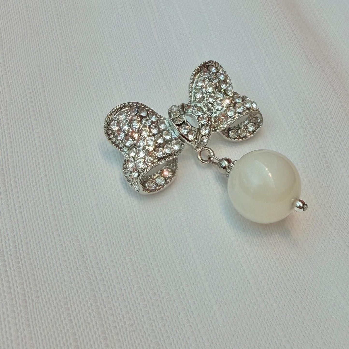 White Tridacna Ribbon Brooch